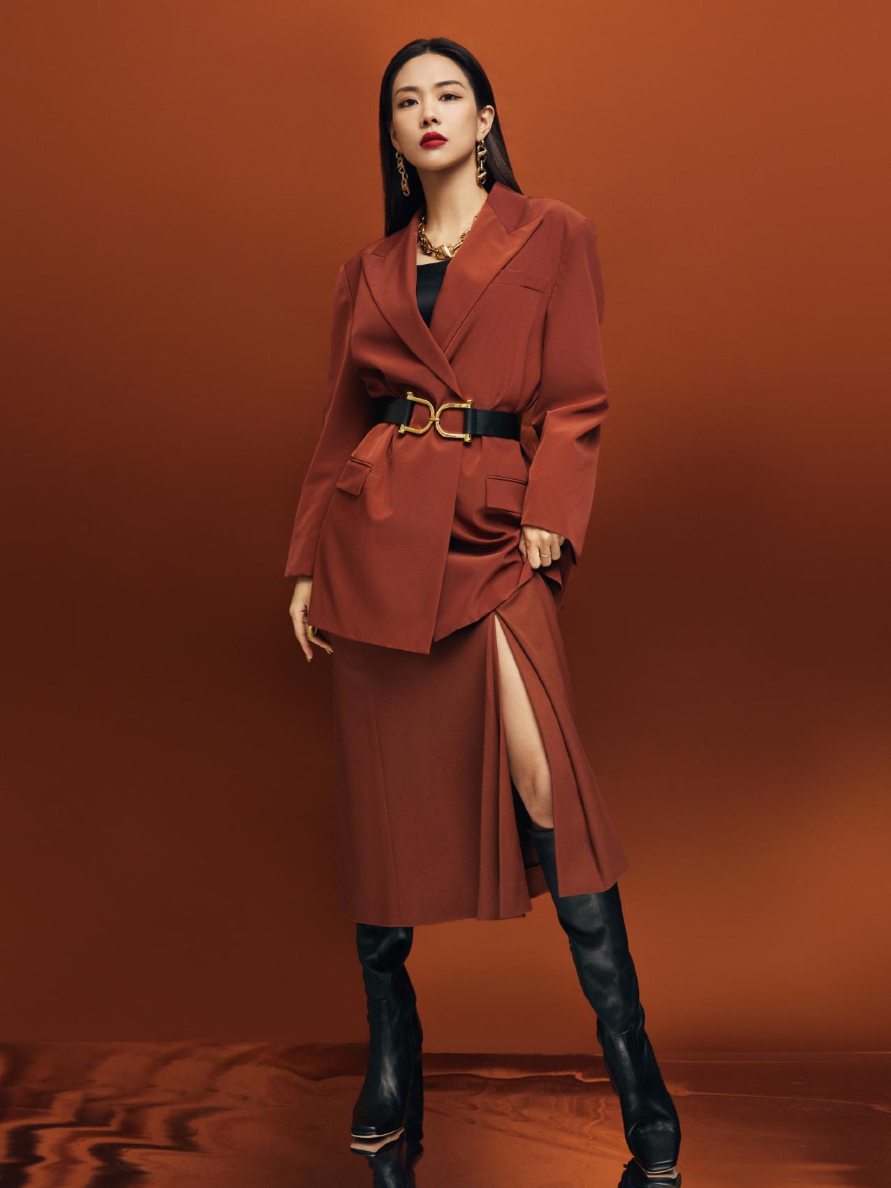 王霏霏时尚品味真好!果绿色毛衣搭短裤甜酷结合,彰显率性魅力