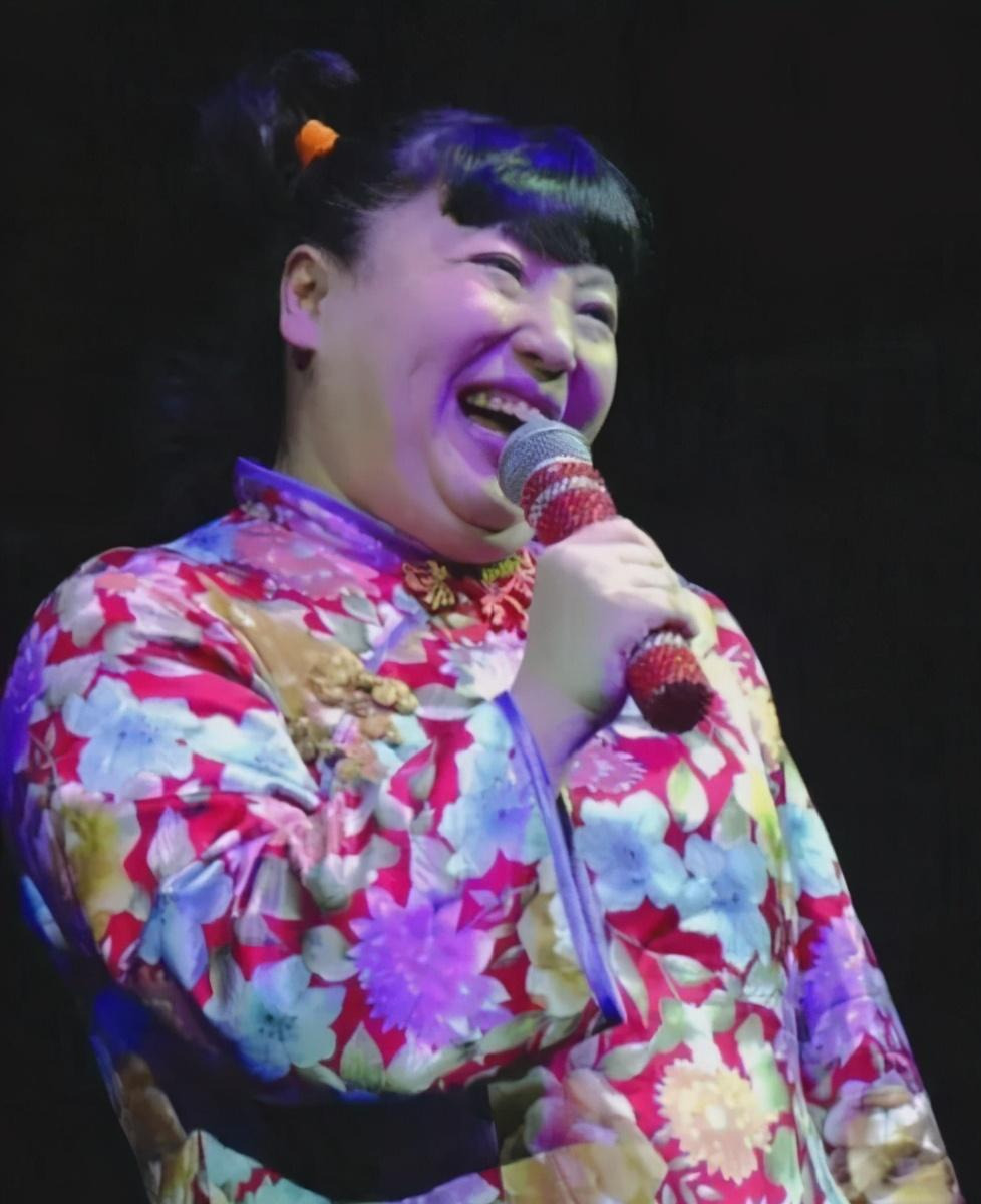 知名笑星何晶晶落魄到乡村商演,身材臃肿,唱歌还上气不接下气