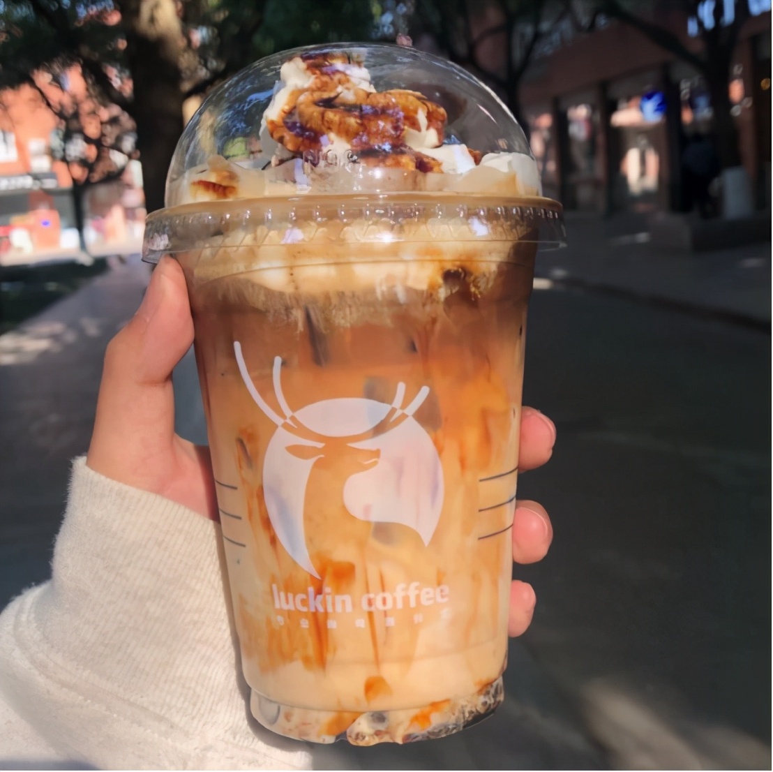 醇厚口感更神仙!瑞幸陨石厚乳拿铁升级来袭,太可了