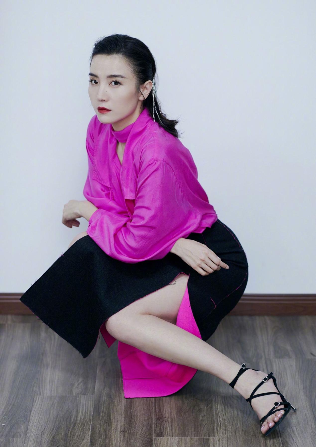 宋佳穿衣有格调,一袭温暖的焦糖色秋日穿搭,秀出优雅迷人魅力