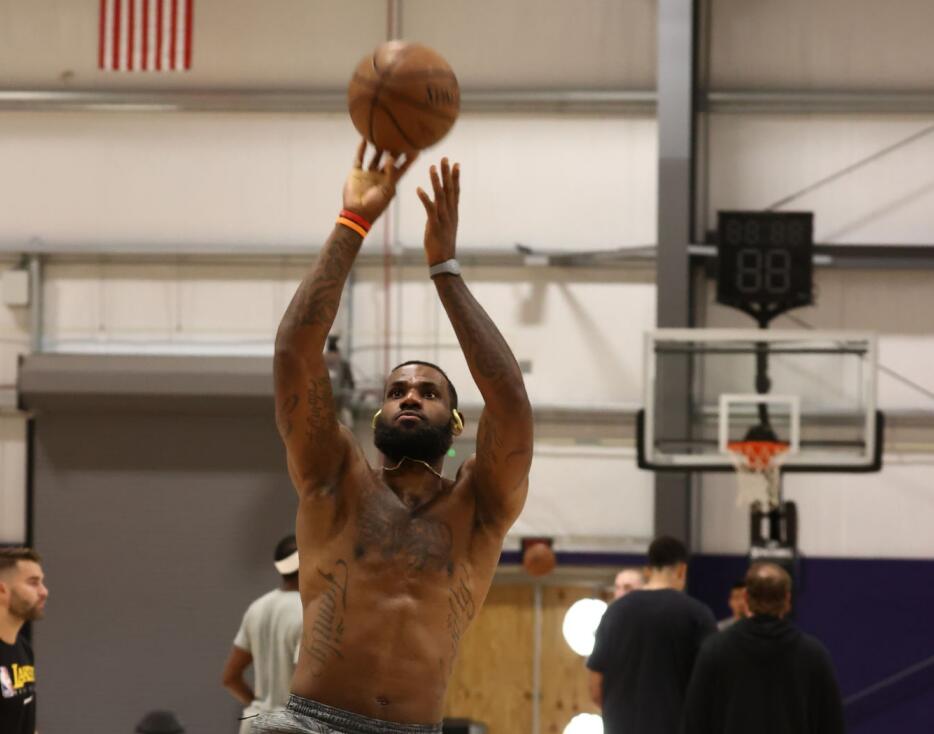 詹姆斯光着膀子出现在训练场,他戴着耳机苦练.