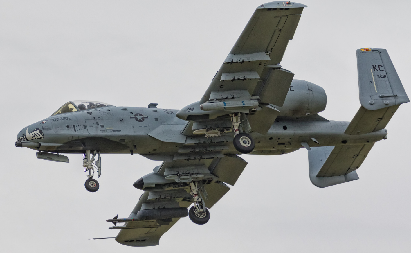 虽然a-10攻击机并没有十分令人惊艳的外在设计,但仅依靠大范围低翼和