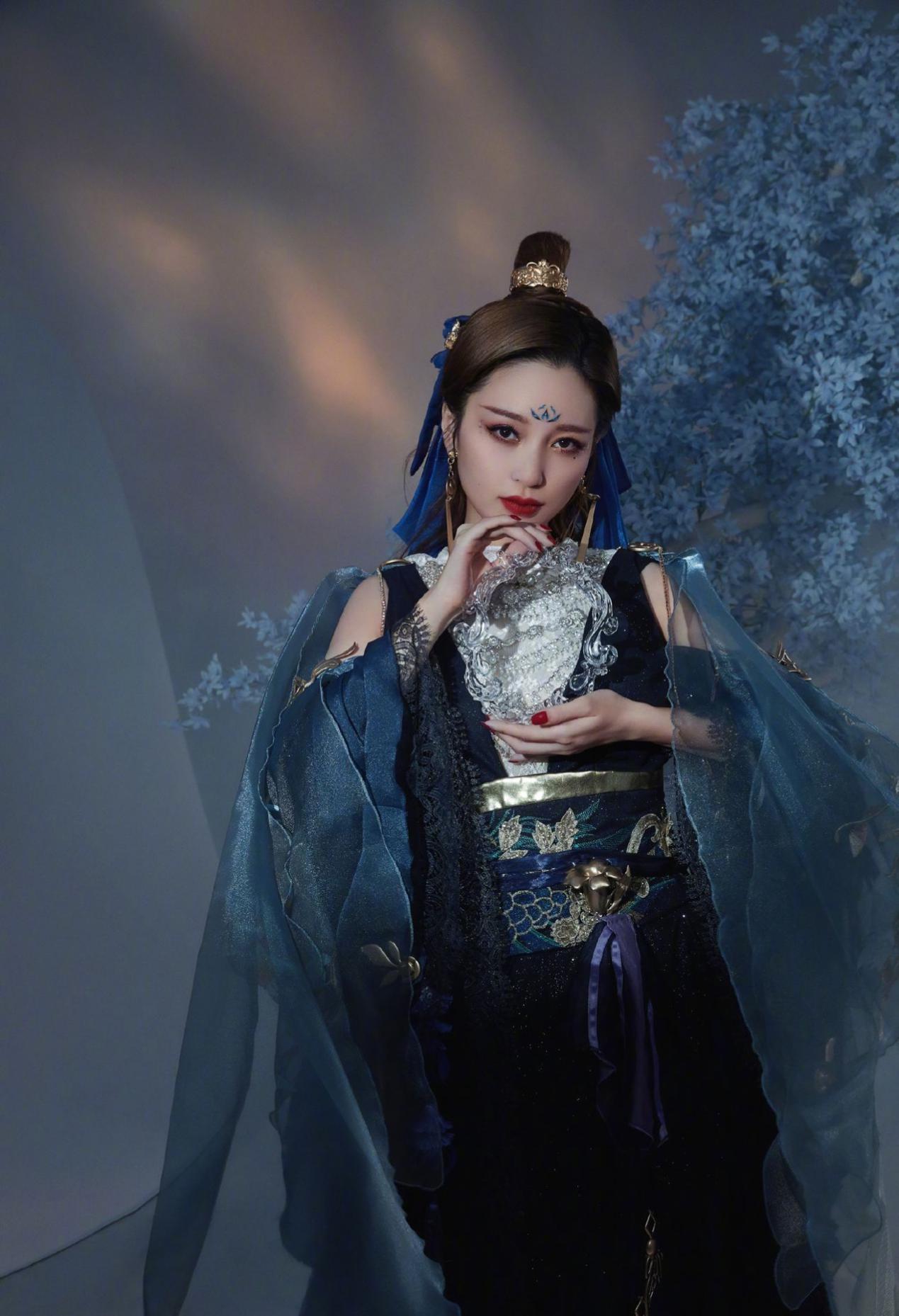 金莎不愧是逆龄女神,一袭古装造型韵味十足,童颜风采时髦又吸睛