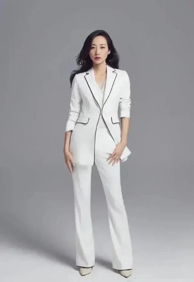 女明星白色西装杀,刘亦菲,戚薇,李宇春,韩雪,谁最出彩?