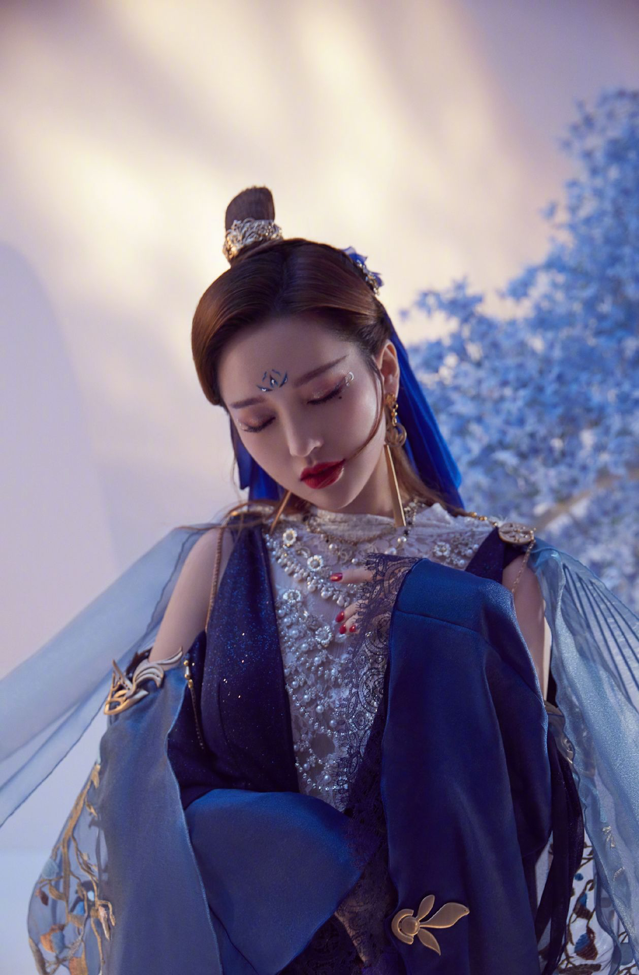 金莎不愧是逆龄女神,一袭古装造型韵味十足,童颜风采时髦又吸睛