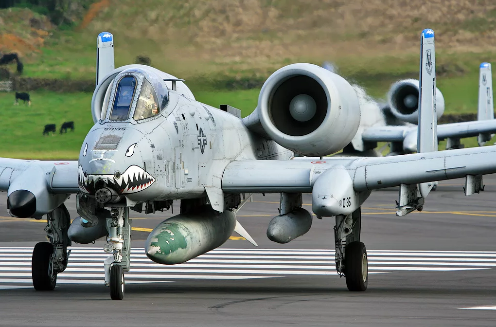 a-10整体性能依然强大,被称作"飞行坦克",在美军中地位显著