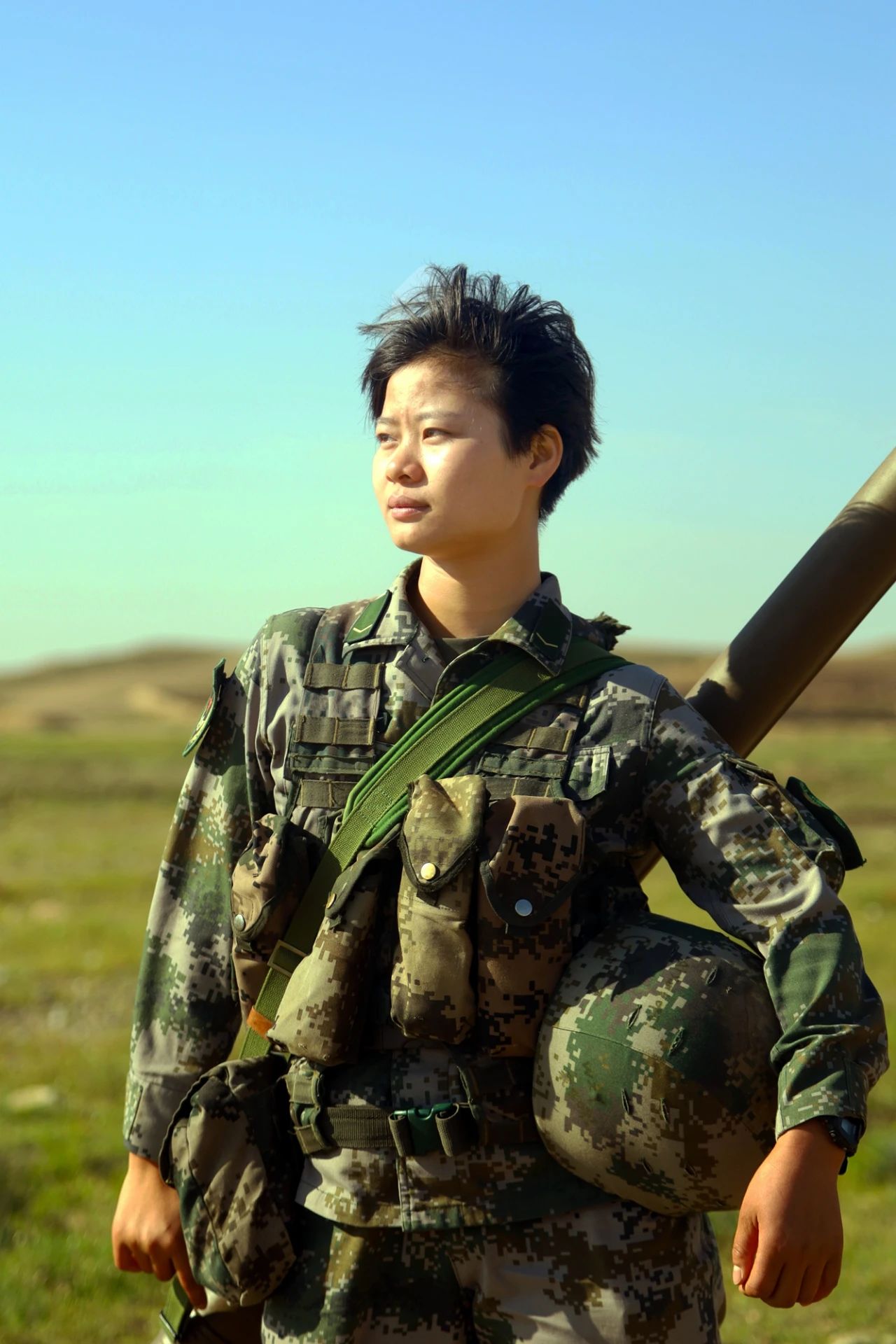 身材火辣健身女教练参军后扛起地空导弹