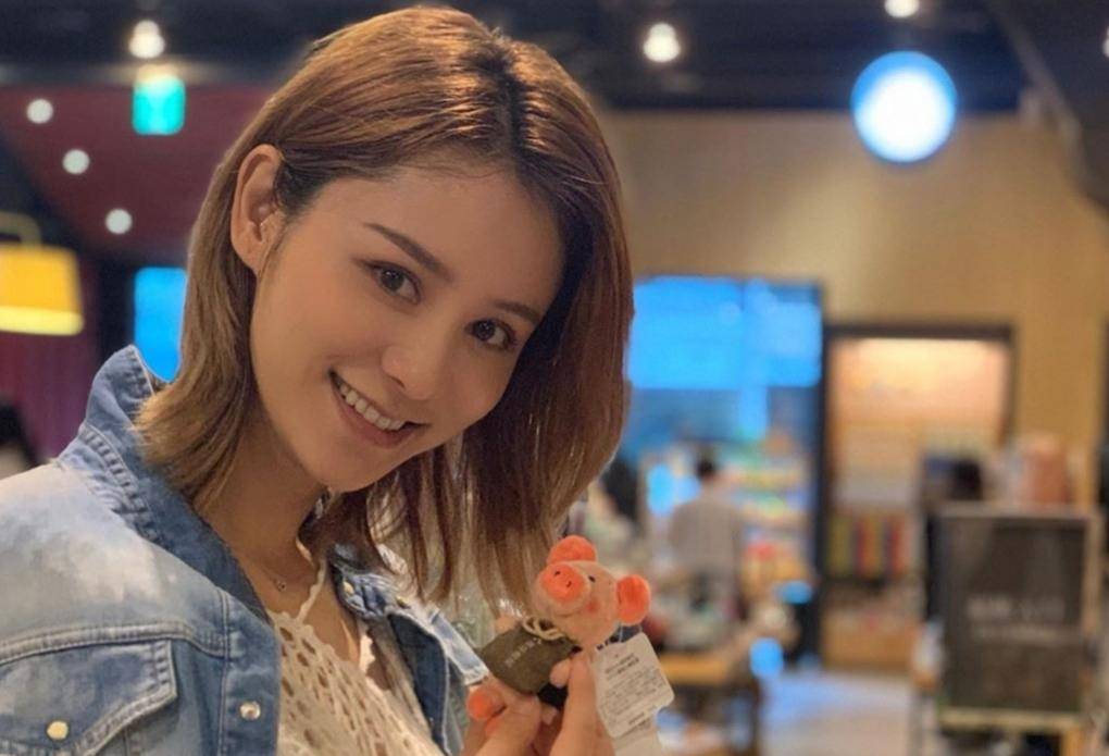 张馨月产后首晒照做高难度倒立动作保持身材被赞比林峯还自律