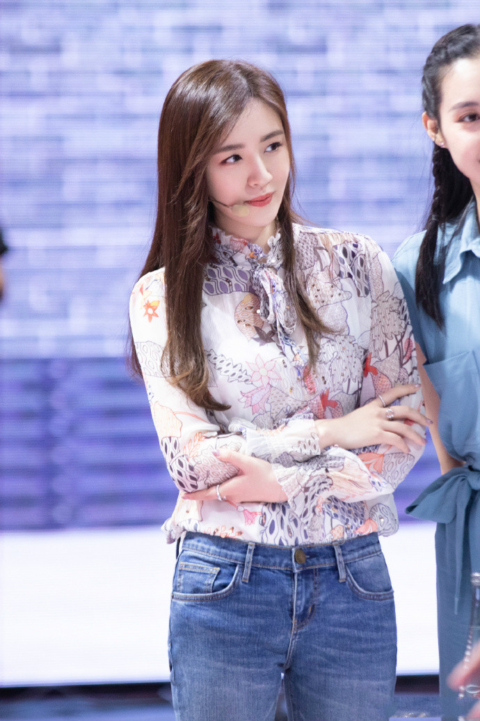 穿"土味"印花衬衫,也挡不住清纯脱俗|印花|王晓晨|牛仔裤_新浪新闻