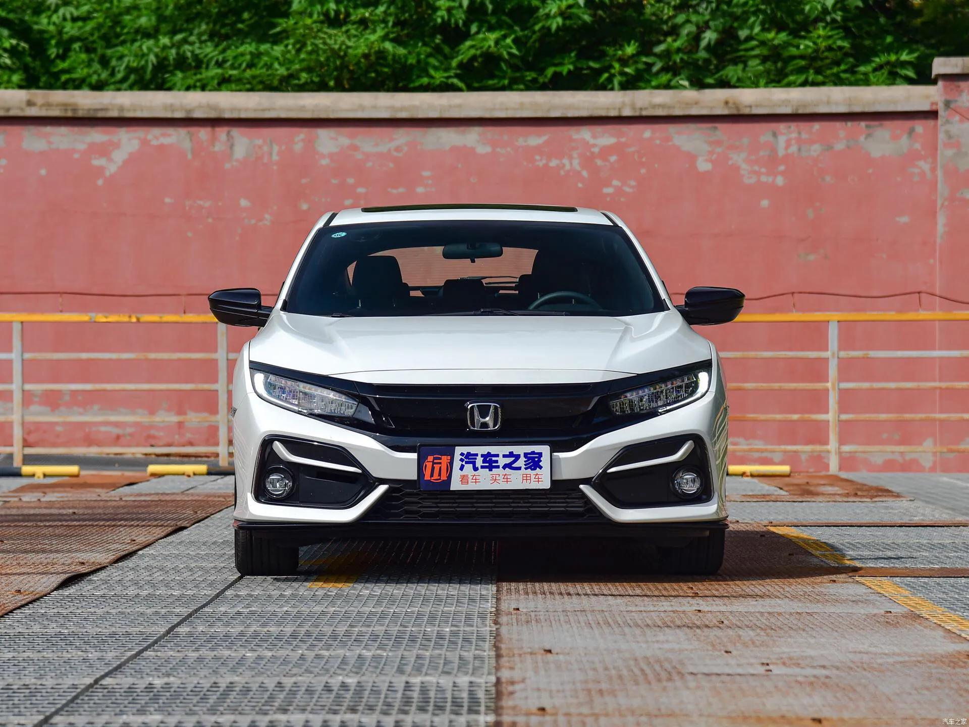 外观上,21款思域长宽高为4517*1799*1434,轴距为2700,犀利的前包围有