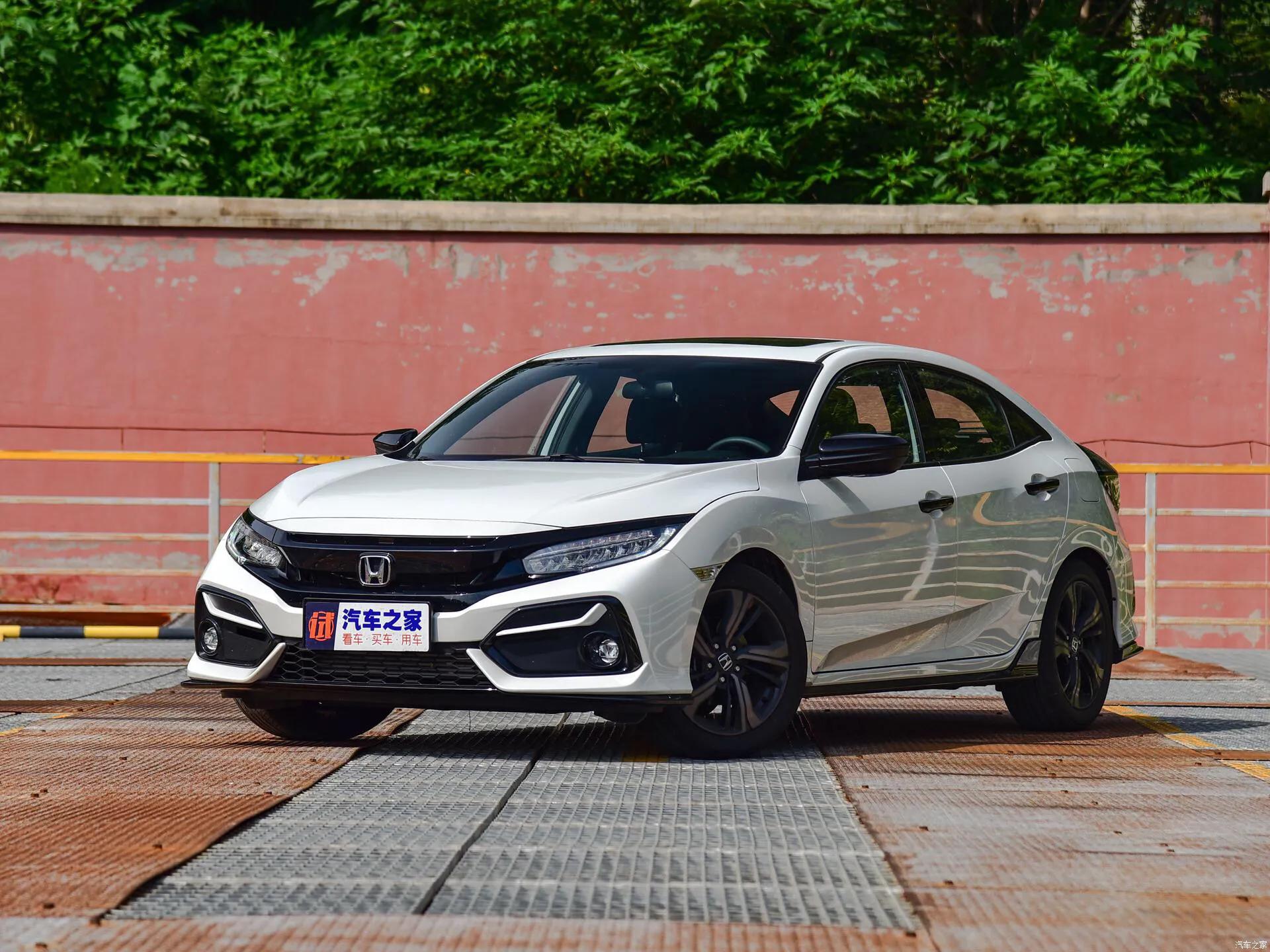 外观上,21款思域长宽高为4517*1799*1434,轴距为2700,犀利的前包围有