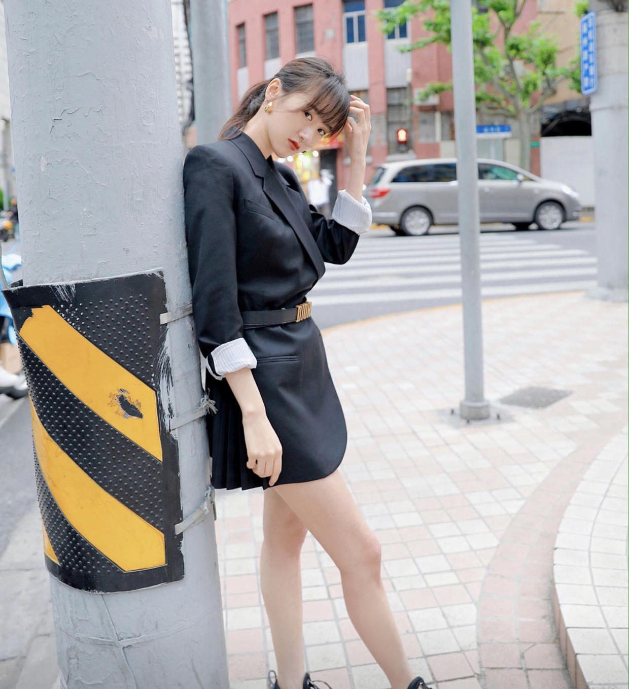 袁冰妍真"漂亮",穿短款开衫配紧身牛仔裤,秒变成初恋女友