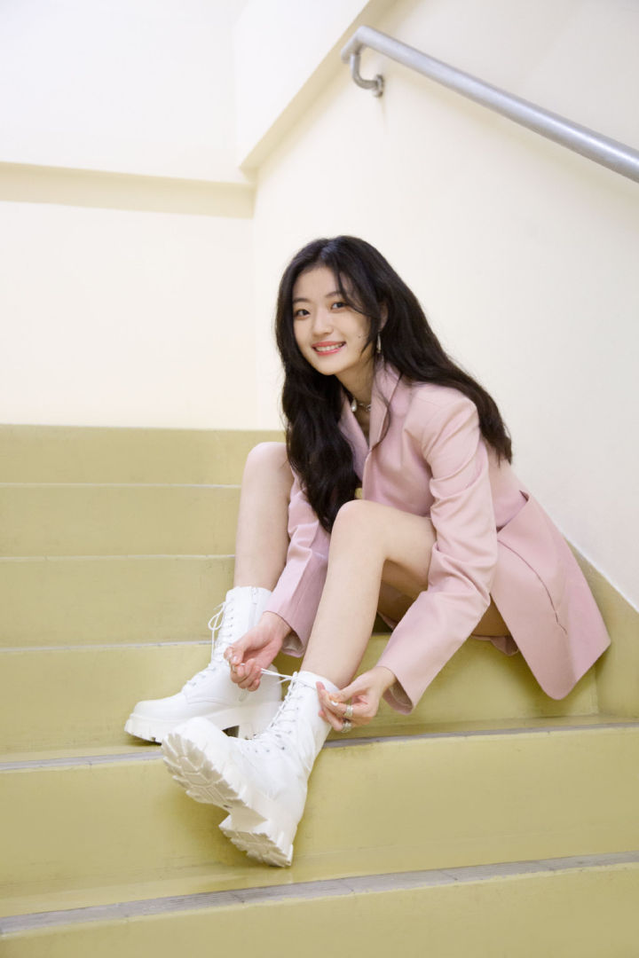 演员请就位孙千演绎西装杀青春靓丽的造型演绎韩系慵懒风