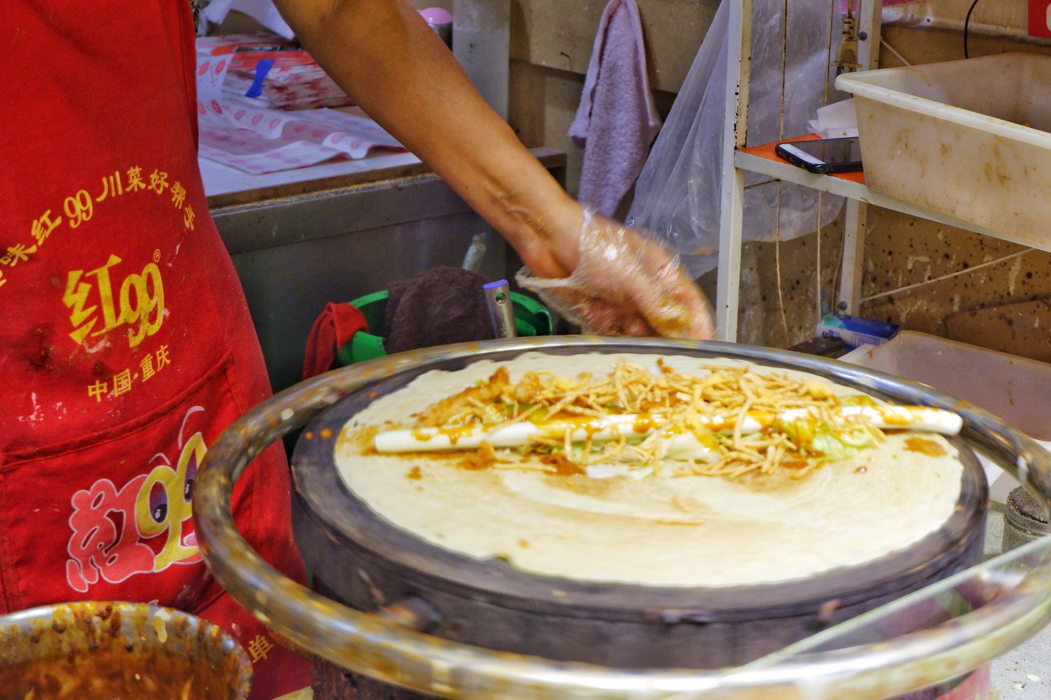 第一次到山东,吃煎饼卷大葱味道好,怪不得山东人离不开大葱