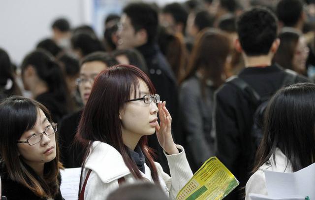 毕业迷茫求职的大学生