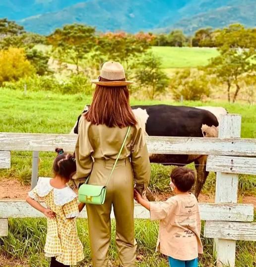 天王嫂品味差?昆凌晒一家三口出游照,却因打扮被吐槽太土休闲区蓝鸢梦想 - Www.slyday.coM 天王嫂品味差?昆凌晒一家三口出游照,却因打扮被吐槽太土休闲区蓝鸢梦想 - Www.slyday.coM