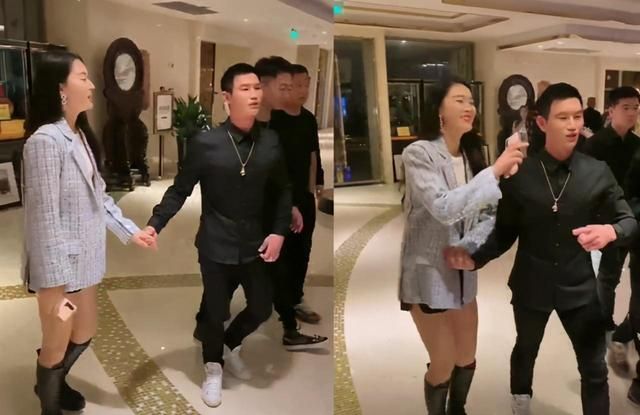 赵本山女儿收徒徒弟跪地拜谢还送百万豪车尽显师徒情深