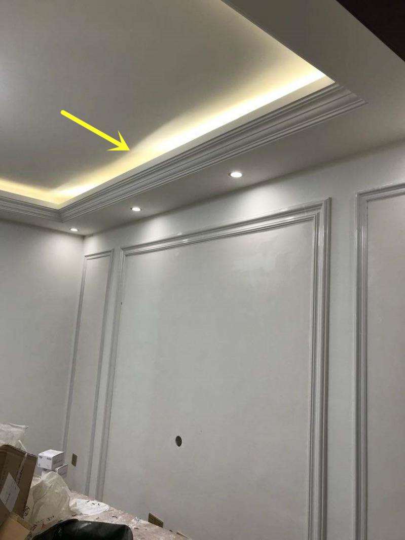 现在流行的新型灯带,吊顶不用开灯槽,贴一圈就行,安装迅速便捷