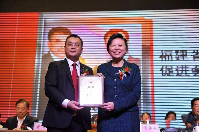 曹晖获奖图曹代腾于1978年出生于福建,如今担任福建省耀华工业村