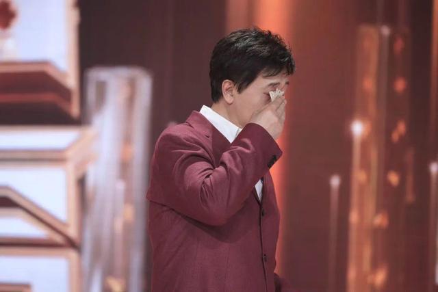 付笛声演出奔波不停晒晚餐就吃萝卜干花生米私下却开百万豪车