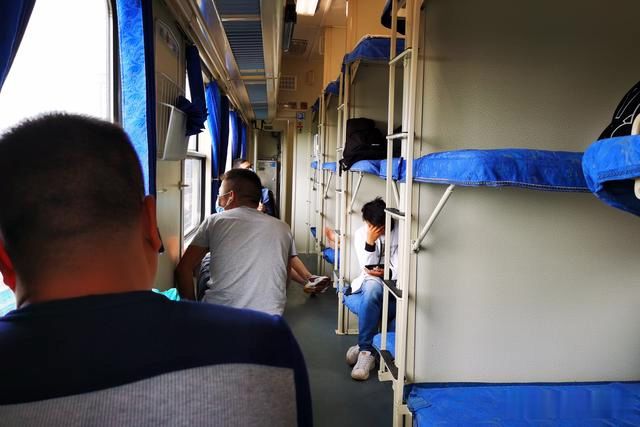 买的火车硬座票上了车却成了卧铺穿裙子的旅客坐着很尴尬
