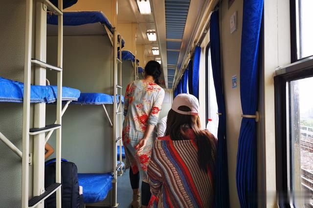 买的火车硬座票上了车却成了卧铺穿裙子的旅客坐着很尴尬