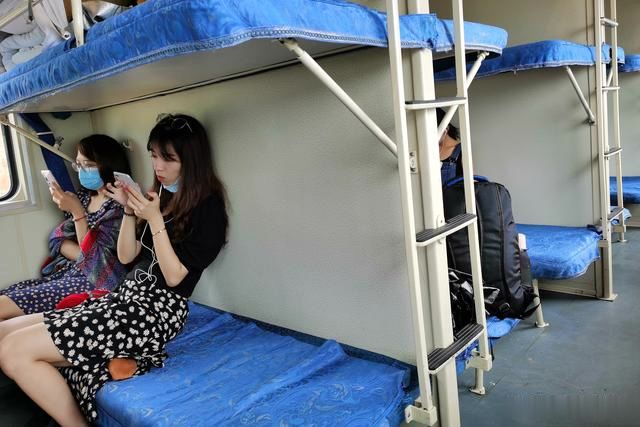 买的火车硬座票上了车却成了卧铺穿裙子的旅客坐着很尴尬