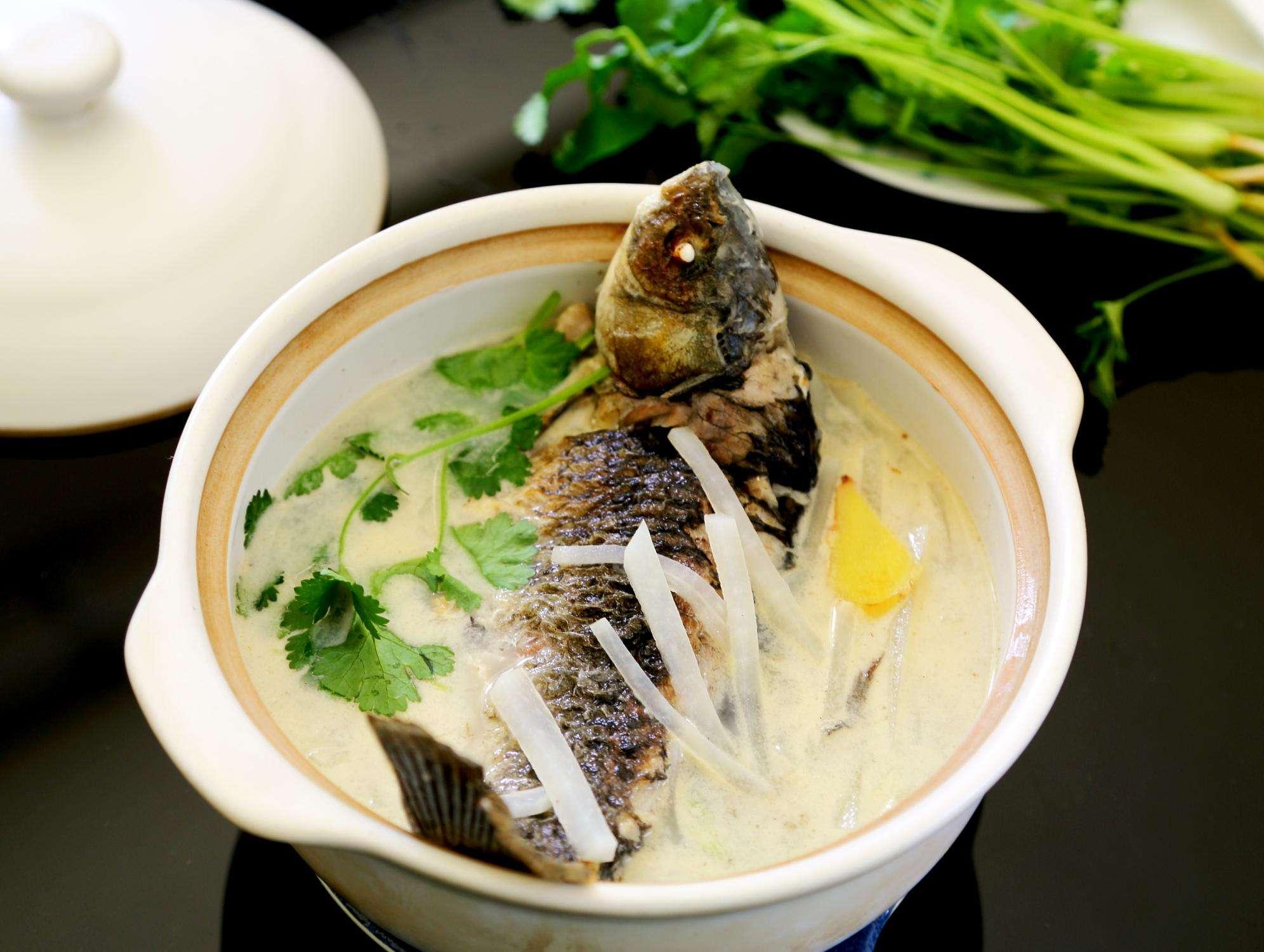 萝卜丝鲫鱼汤不但是味道很赞,而且还有着很高的蛋白