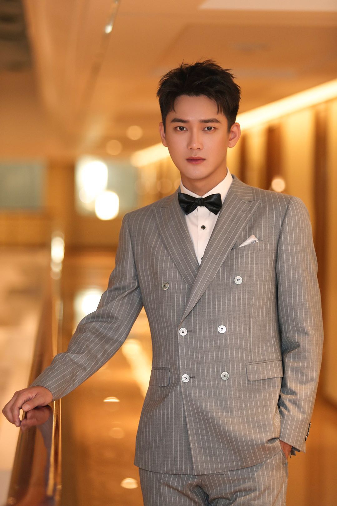 男生秋冬学熊梓淇穿西装,很帅,很有绅士风