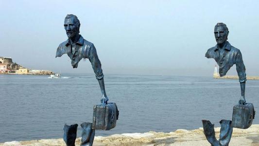 世界上最奇特的雕塑遍布在法国巴黎街头游客身体被掏空