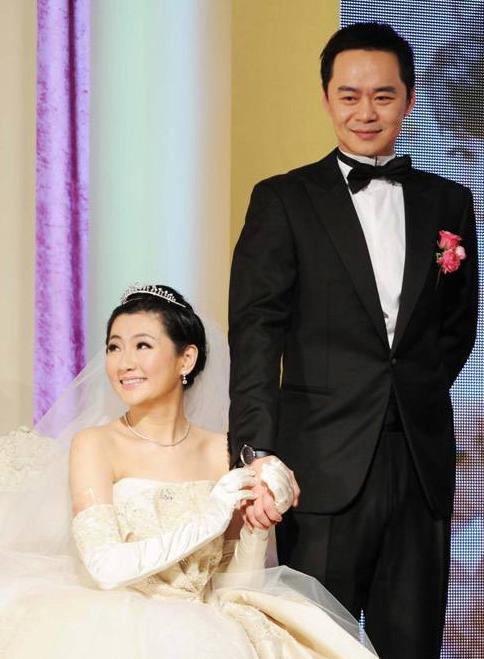 爆红毁容离婚失声人间苦难没有压垮她涅盘重生后光芒万丈