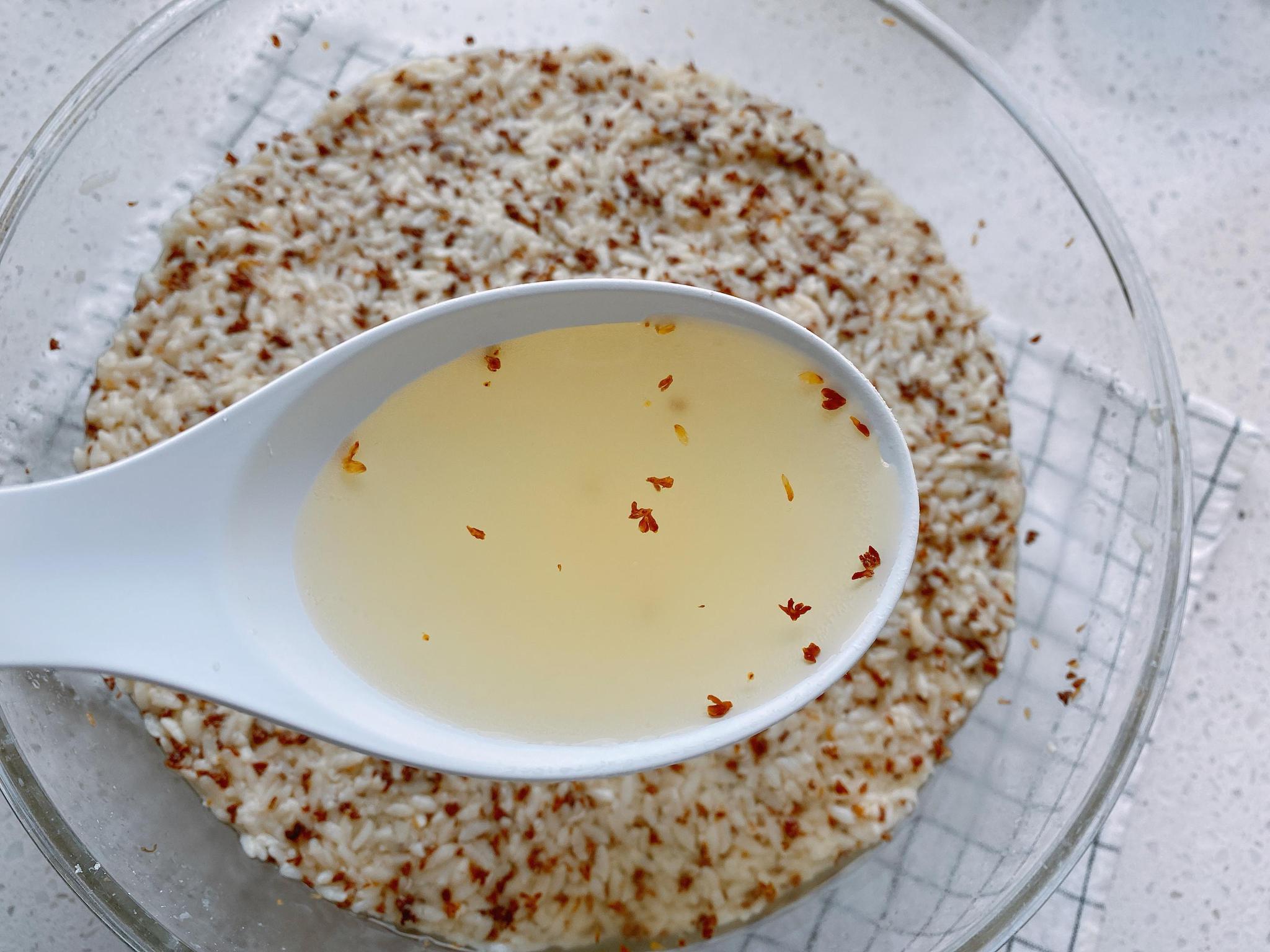 桂花味的甜酒酿,最适合秋天做,香醇美味又好喝,做一次能放一年