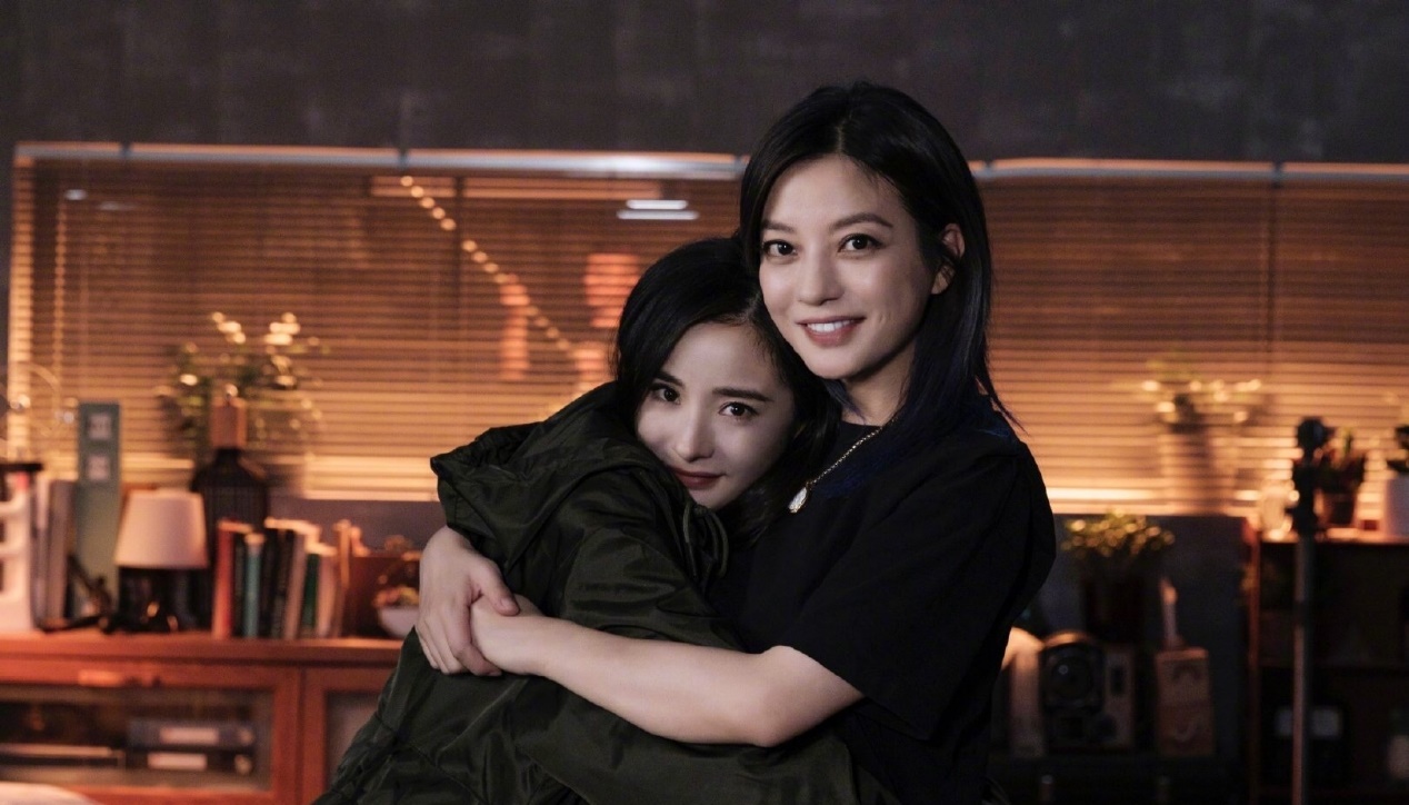 杨幂主演赵薇新剧正式杀青!俩人亲密拥抱,赵薇意外美过杨幂