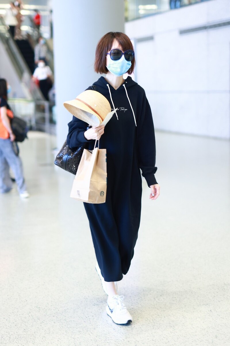 鲁豫现身机场娇小身材尽显,穿黑色长款连衣裙完美驾驭