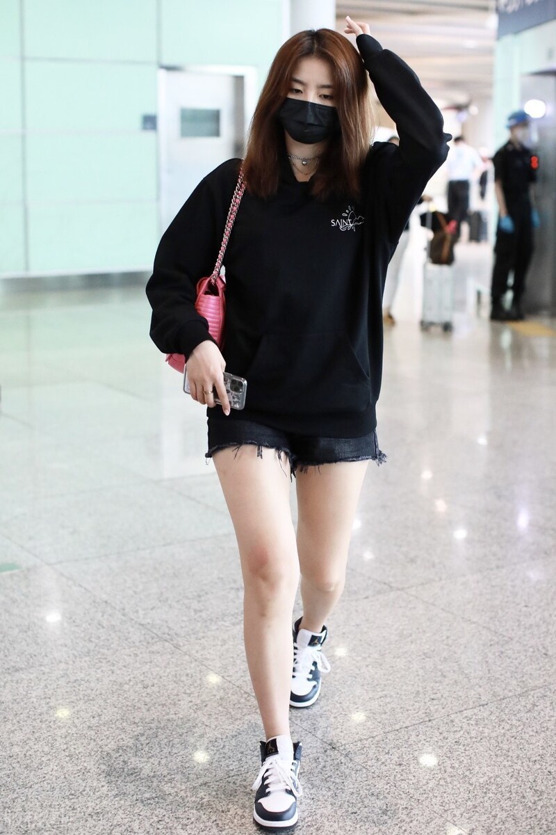 金子涵穿卫衣短裤现身机场,大秀修长美腿不怕冷