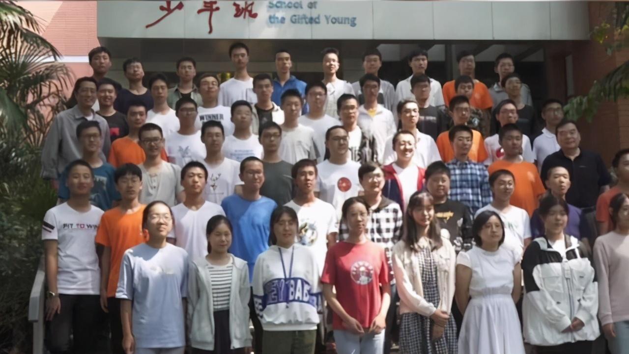 在少年班学院十周年庆时,李政道先生题词致贺中科大少年班"代代出新人