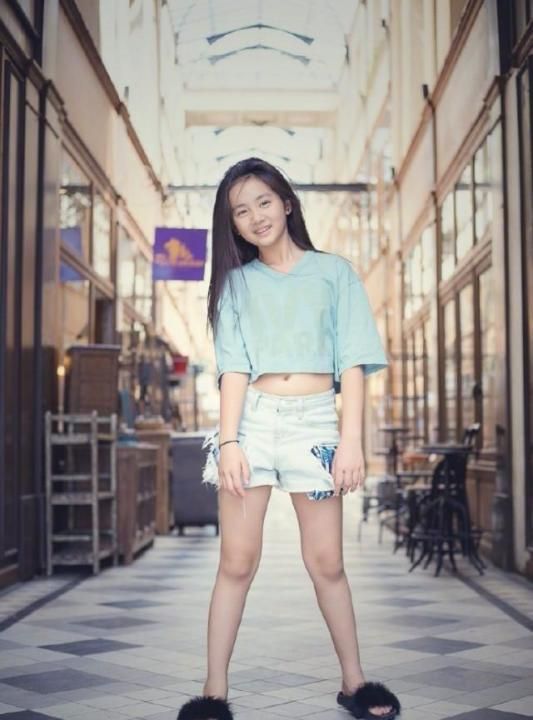 李连杰女儿穿紧身露脐装,17岁打扮引争议,黄磊女儿再次被对比