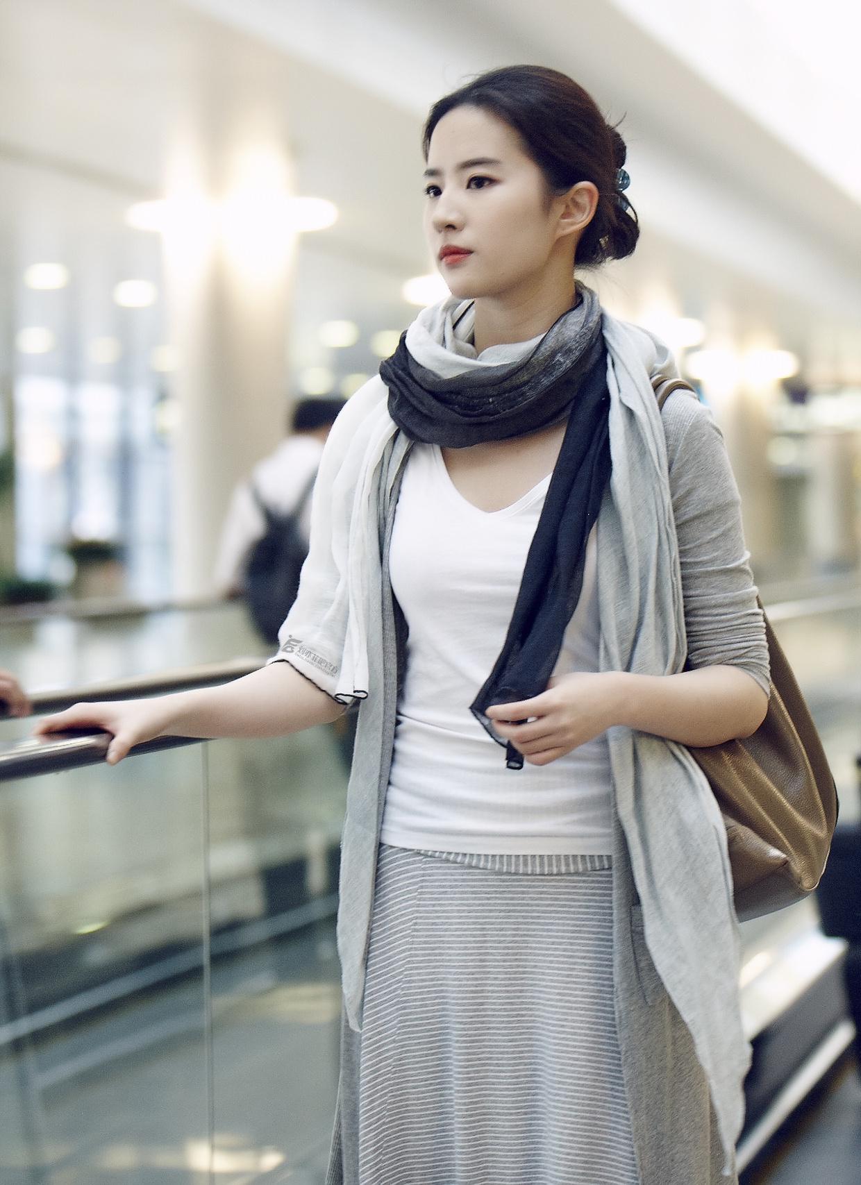 "天仙"刘亦菲接名表代言,百褶连衣裙配黑礼帽,美出新高度