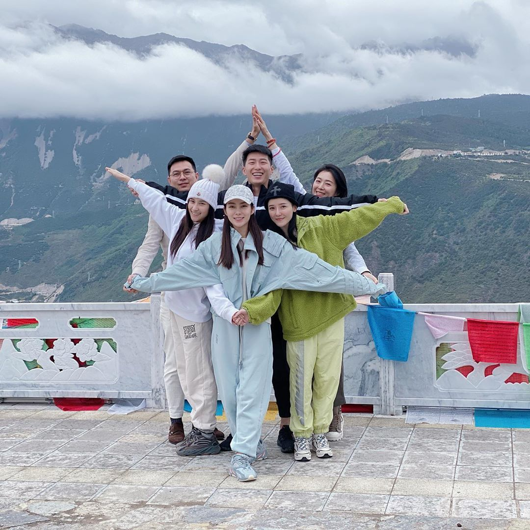 照片里共有六个人,两男四女,他们模仿网上超火的六角星队形拍照,每个