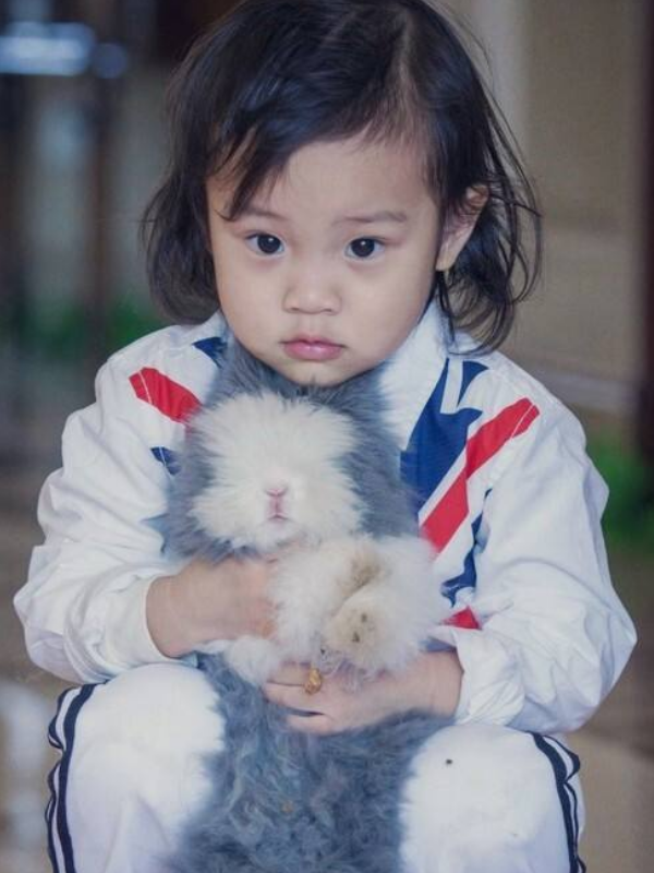 贾云馨才是"整容式"长大,小时候因长相被嘲丑,如今美到认不出