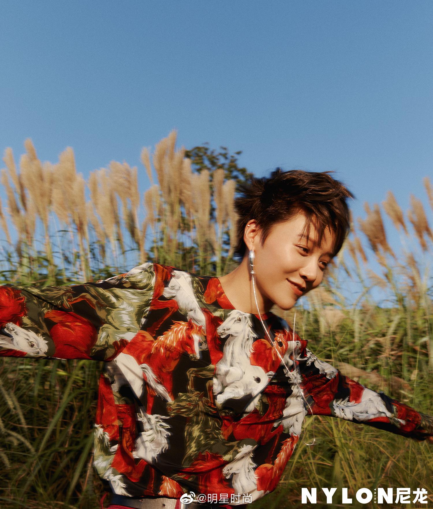 刘雨昕尼龙内页大片# 小姐姐的造型可盐可甜,风格百变,在温柔与酷飒