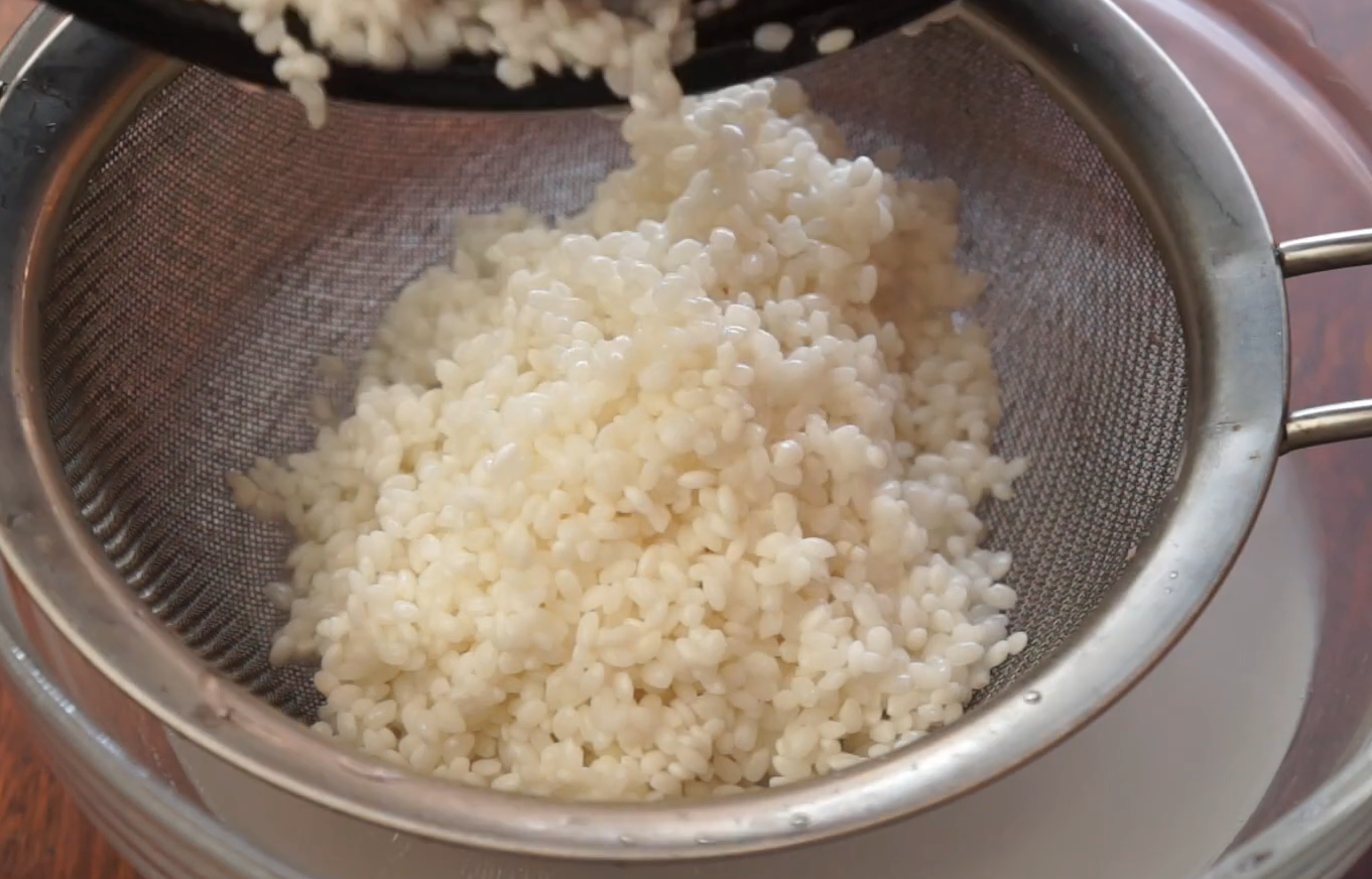 做法: 1,准备好150克大米清洗干净浸泡一个晚上,泡到大米用手轻轻一捏