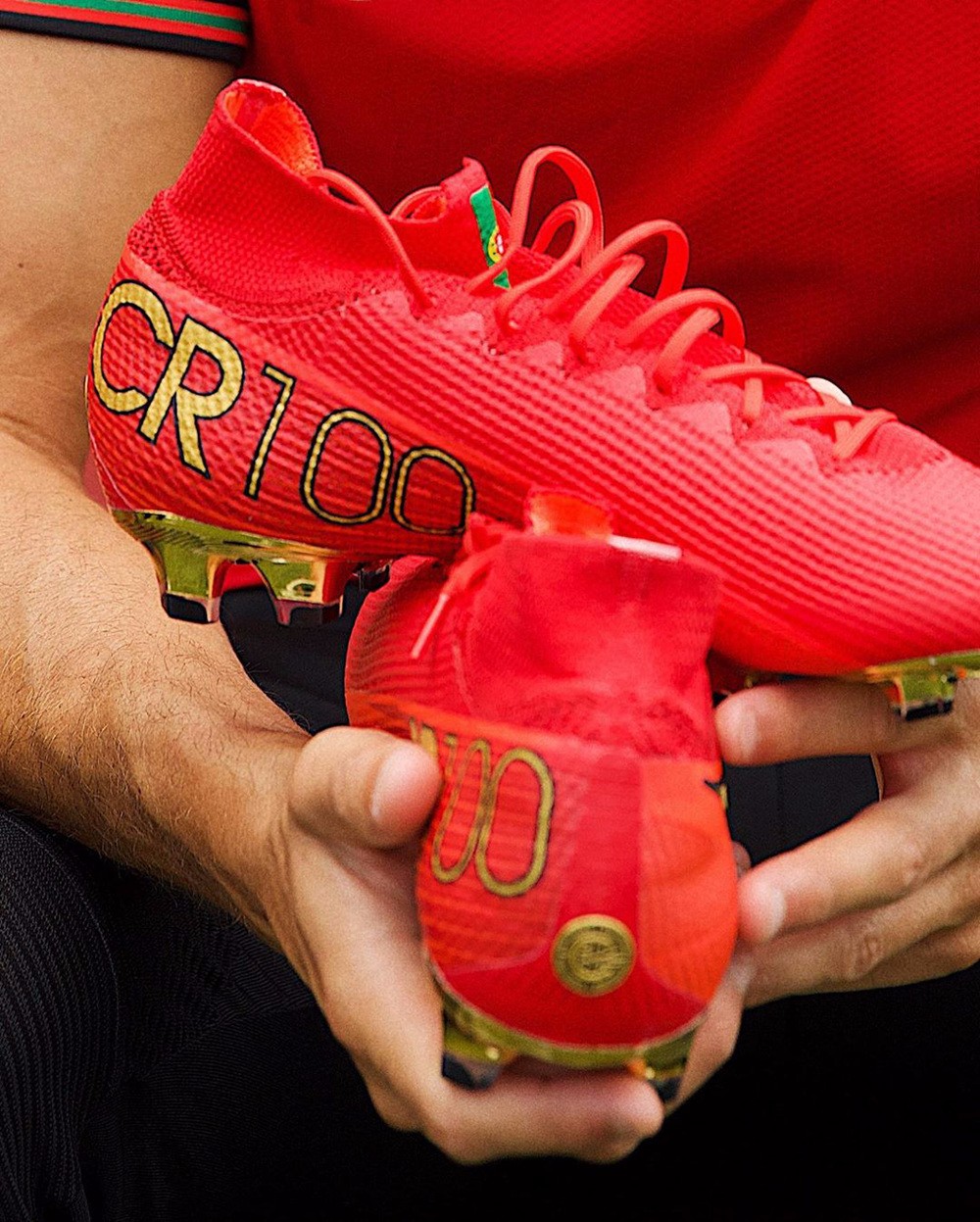 耐克为c罗打造国家队百球纪念战靴