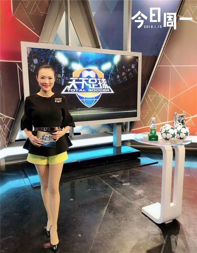 天下足球美女主播晒极品好身材球迷赞叹腿精太好看了