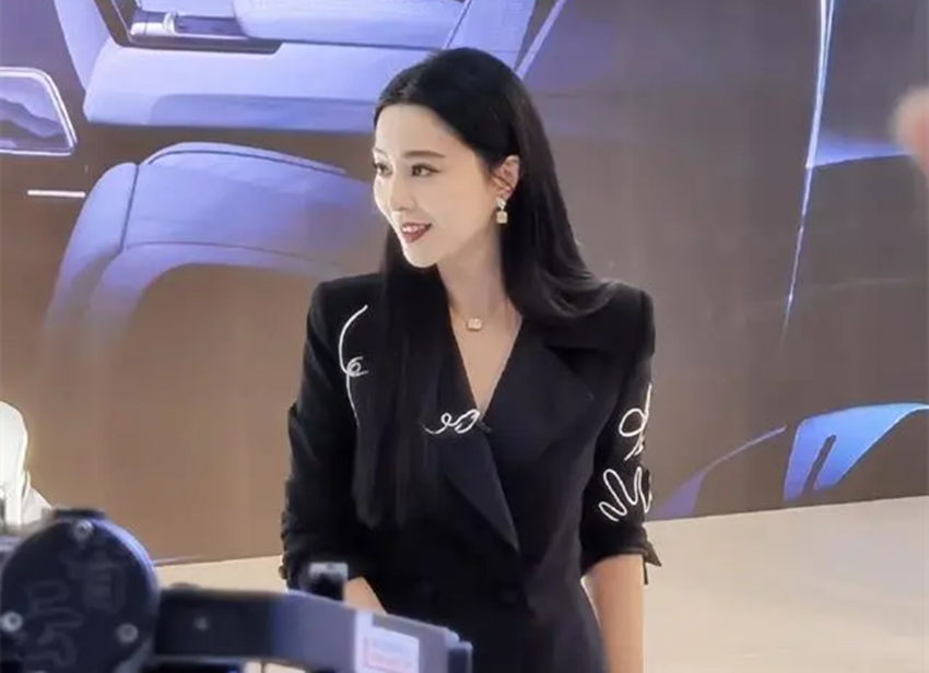 范冰冰为"民族汽车"站台,满面笑容气场超强,身材颜值再回巅峰