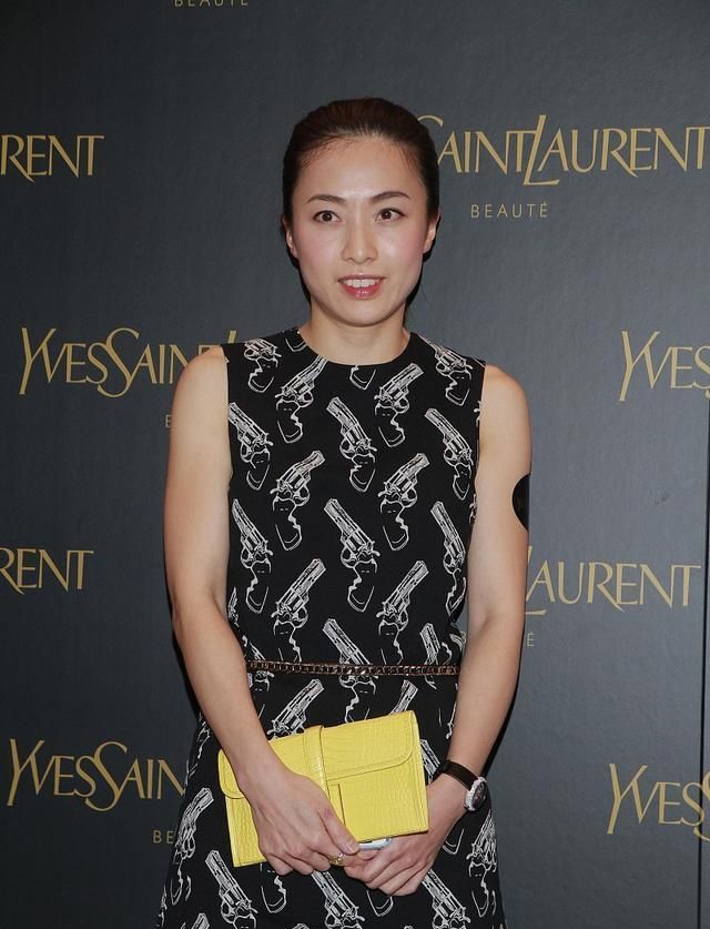 甘比终于穿出"阔太范",一袭印花连衣裙端庄大气,气质也高级了