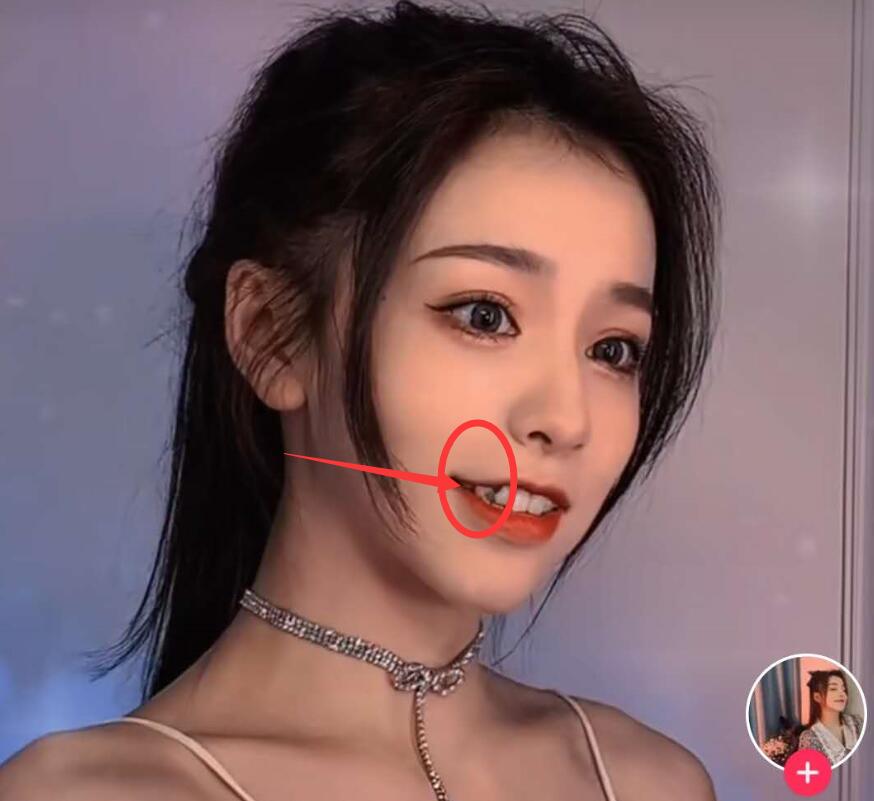 刘思瑶又玩自黑?拍视频牙齿故意粘韭菜,为了流量这么恶心人