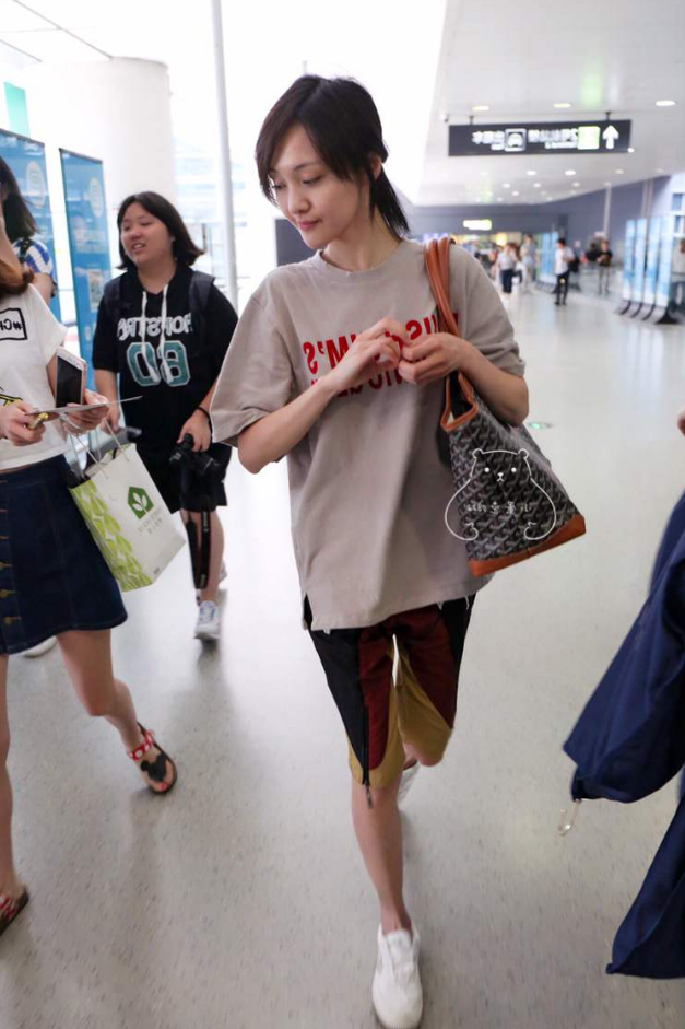 郑爽机场"素颜照"被疯传,头发稀疏面容憔悴,粉丝都快脱粉了