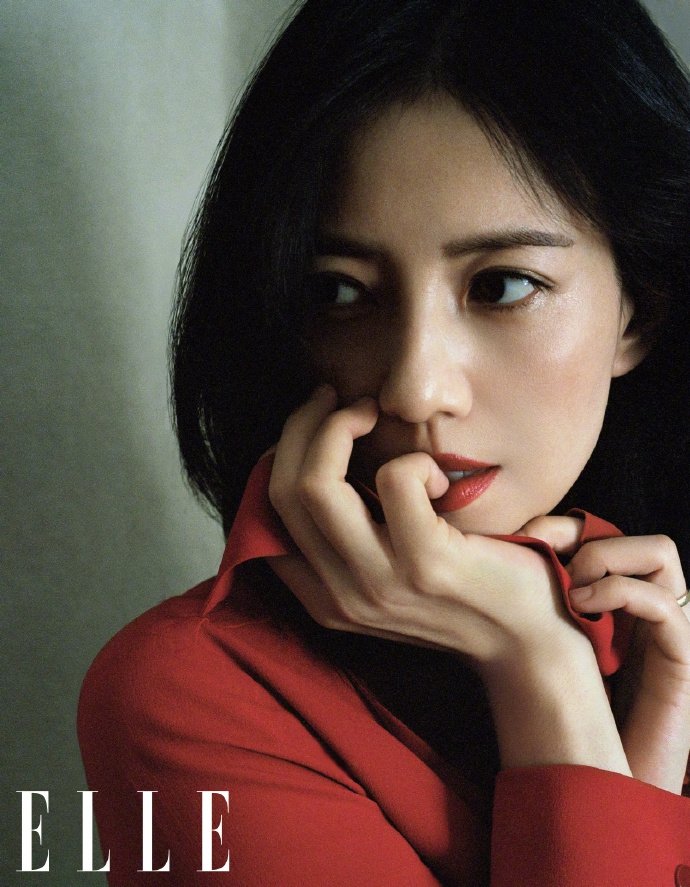 高圆圆大片首亮相大绝杀!性感出镜,41岁穿深v露后背彻底放开