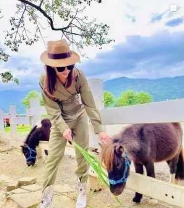 天王嫂品味差?昆凌晒一家三口出游照,却因打扮被吐槽太土休闲区蓝鸢梦想 - Www.slyday.coM 天王嫂品味差?昆凌晒一家三口出游照,却因打扮被吐槽太土休闲区蓝鸢梦想 - Www.slyday.coM